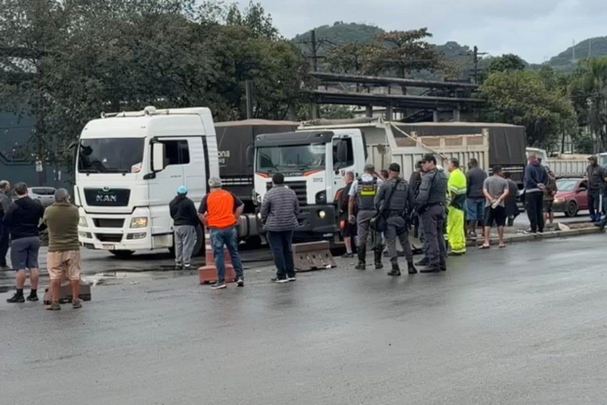 Caminhoneiros param no Porto de Santos pela MP do Frete