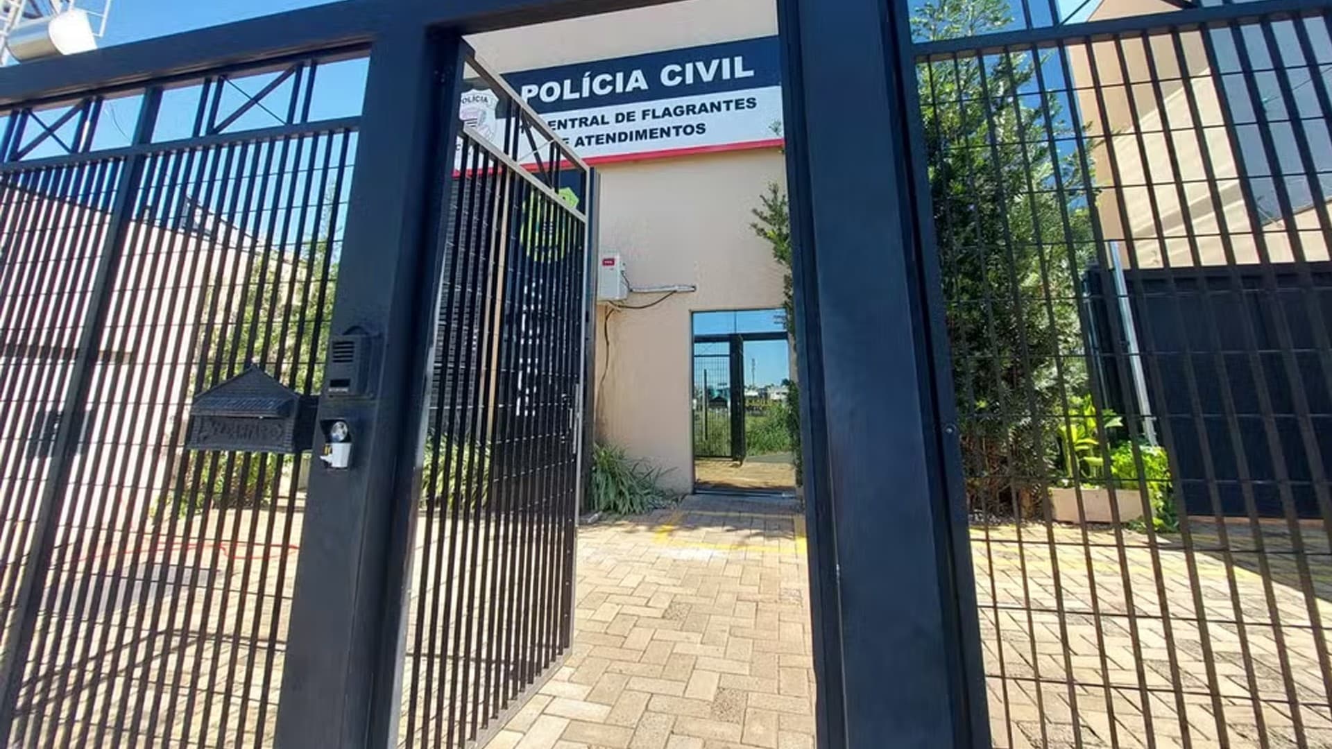 Suspeito invade casa e é preso após fuga pelo telhado
