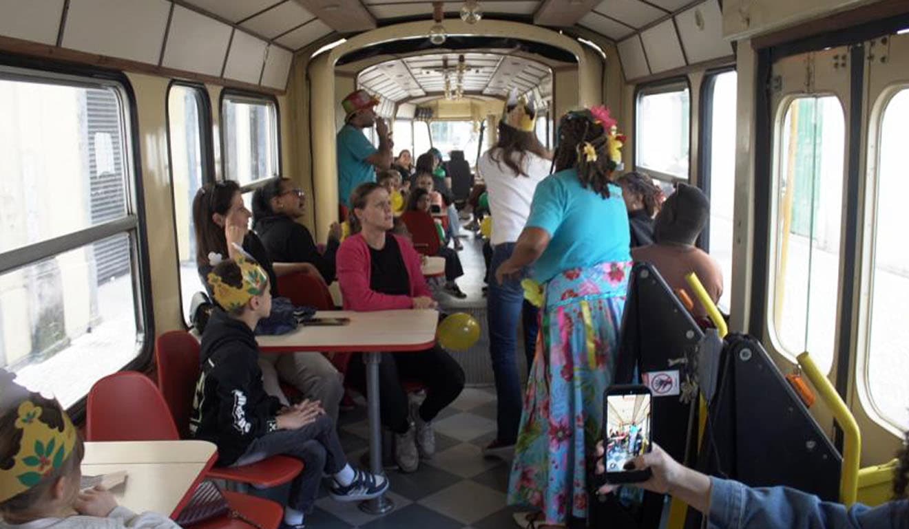 Bonde de Férias leva crianças a passeio histórico em Santos