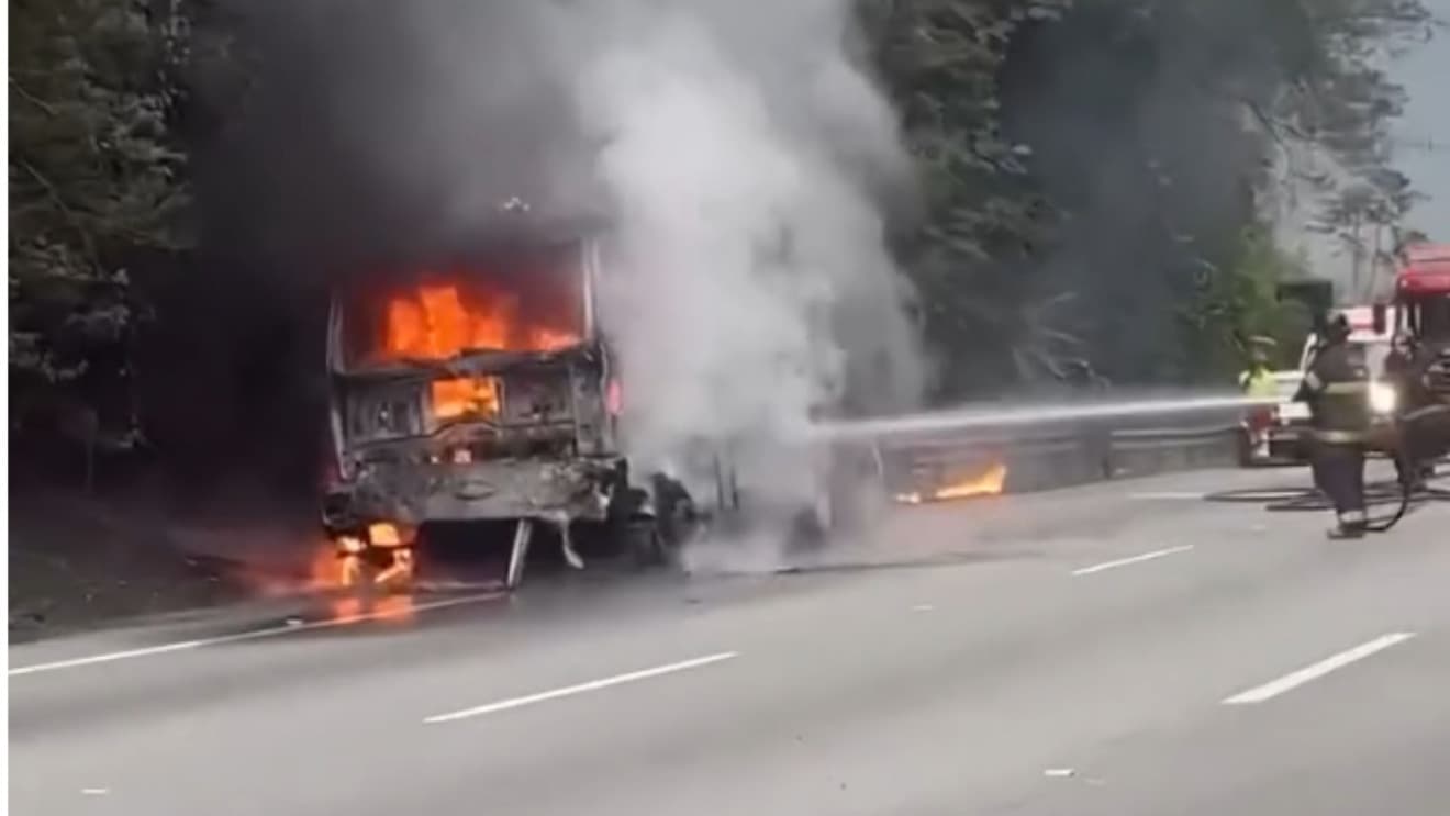 Caminhão pega fogo na Subida da Serrinha