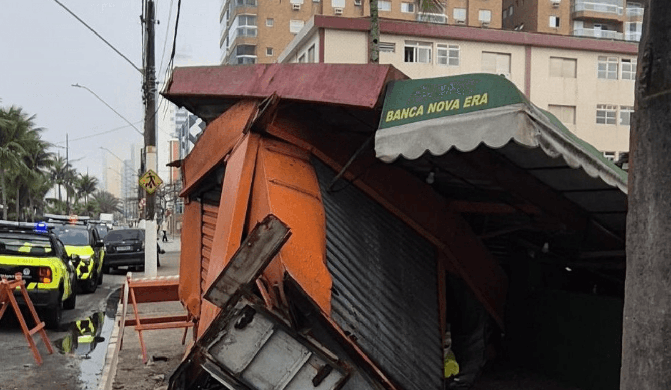 Carro destrói banca de jornal em Praia Grande