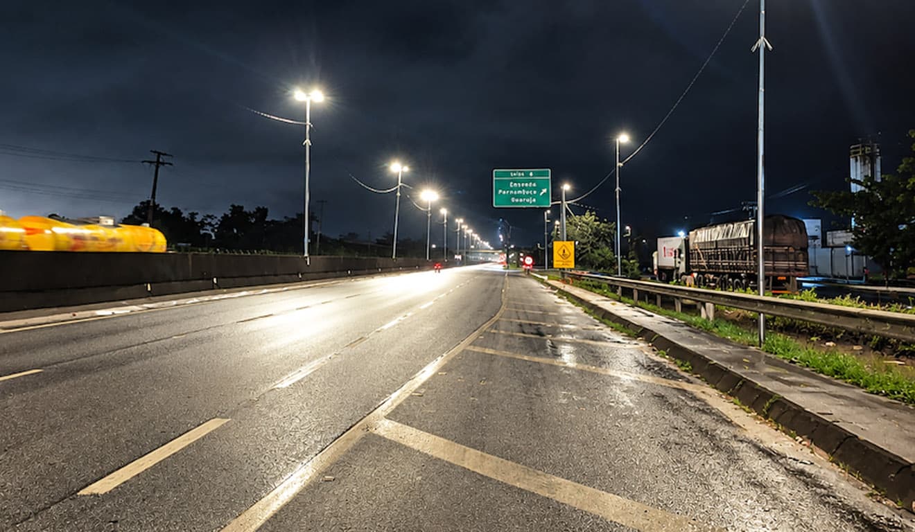 Iluminação é instalada na rodovia para Guarujá