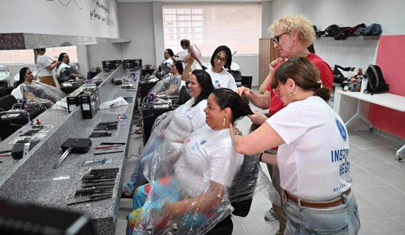 Corte gratuito para doação de cabelos em Santos