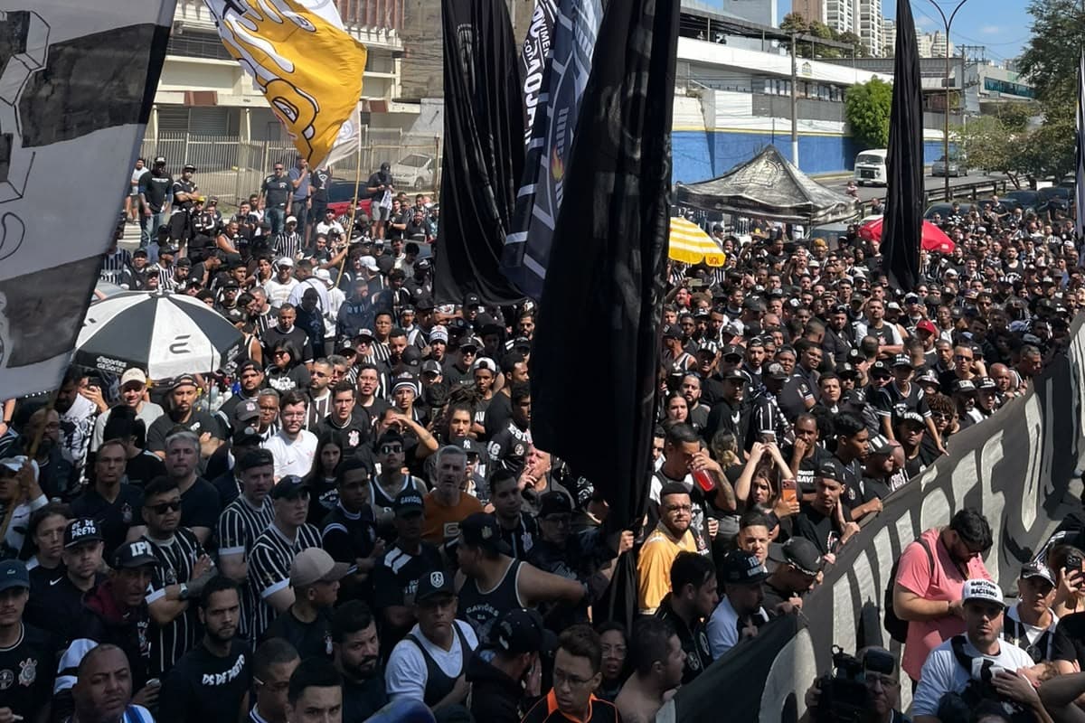 Torcedores protestam por intervenção no Corinthians