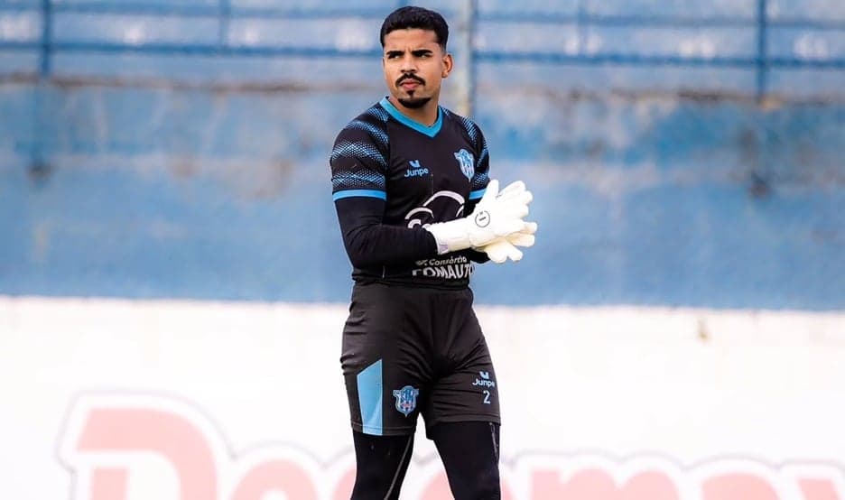 Goleiro do MAC fratura mandíbula e desfalca equipe