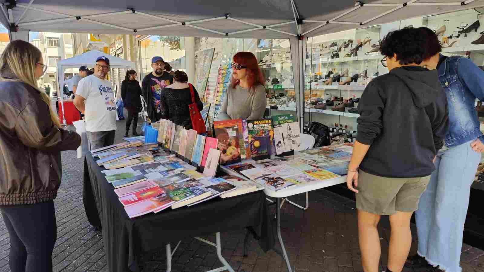 Feira de artes e antiguidades ocupa Praça da Matriz