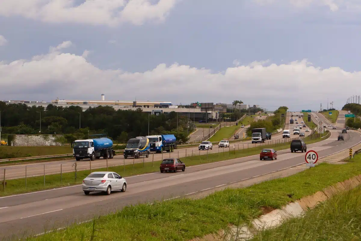 Obras interditam faixas da Santos Dumont à noite