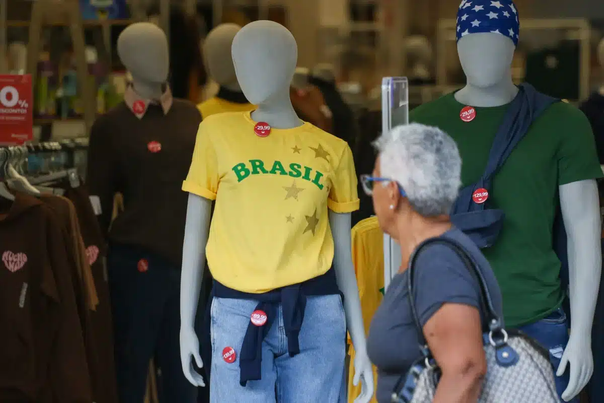 Lojistas de Campinas reorganizam estoque após eliminação do Brasil