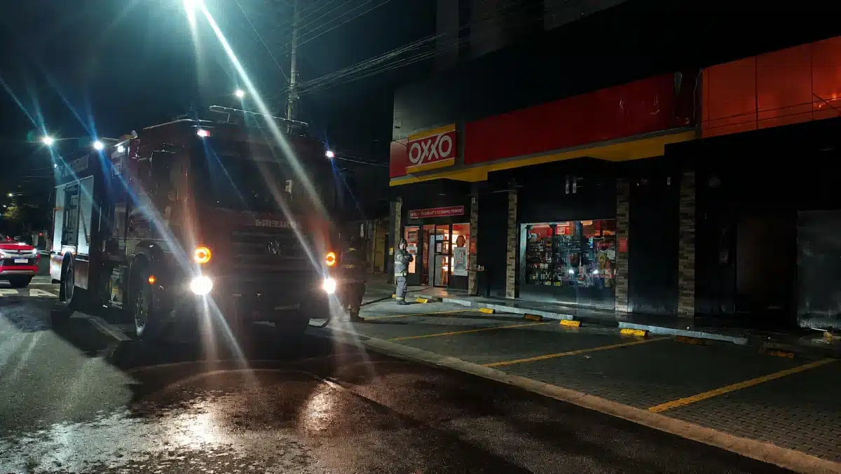 Incêndio atinge loja de conveniência na madrugada