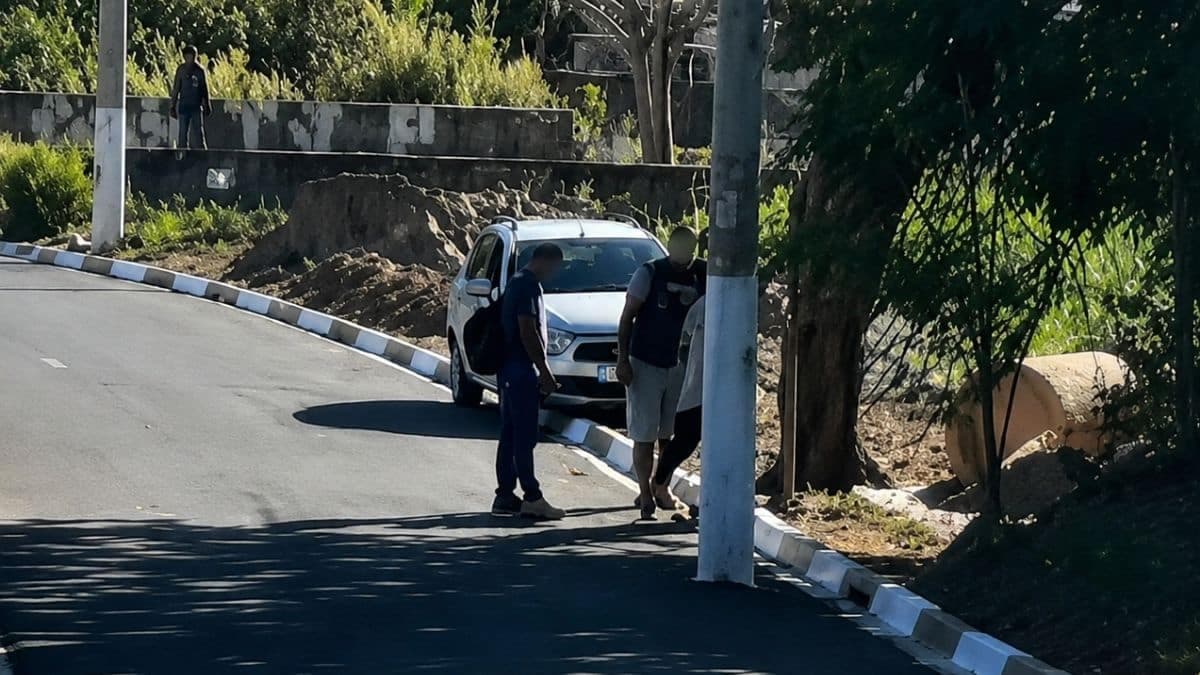 Postes no meio da rua preocupam moradores em Campinas