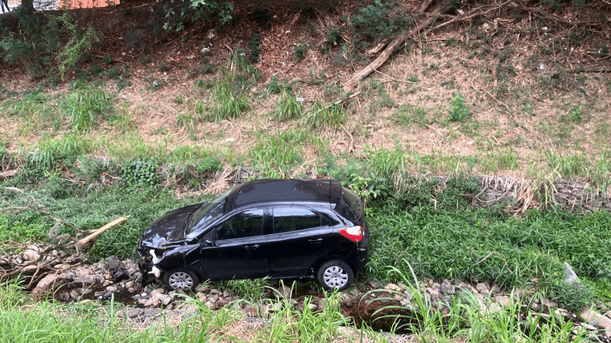 Carro cai em córrego após motorista perder controle