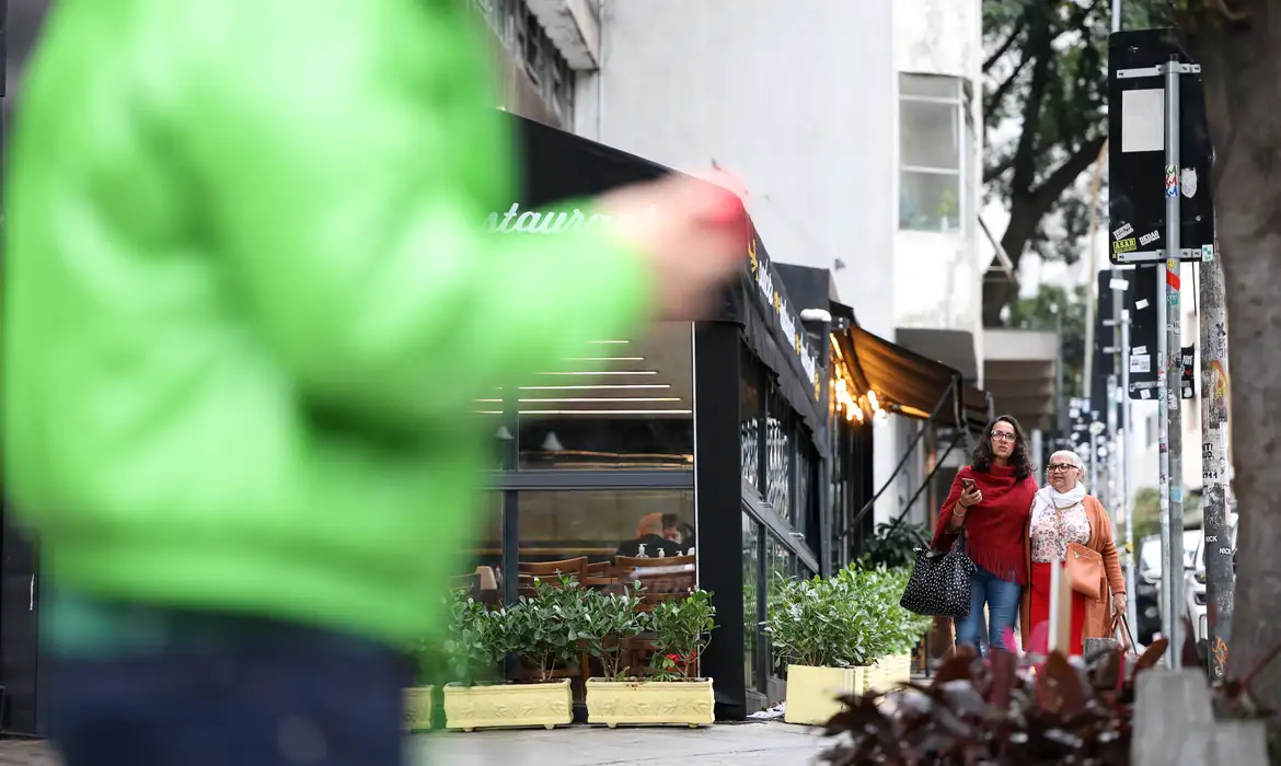 Frente fria traz chuva e ventos fortes ao estado