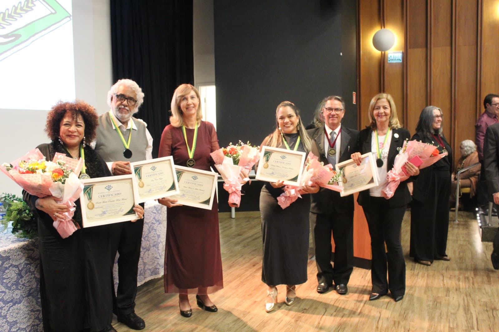 Academia Francana de Letras entrega medalhas de honra