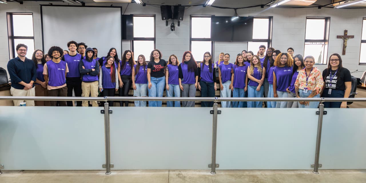Jovens do CIEE conhecem funcionamento da Câmara Municipal em visita guiada