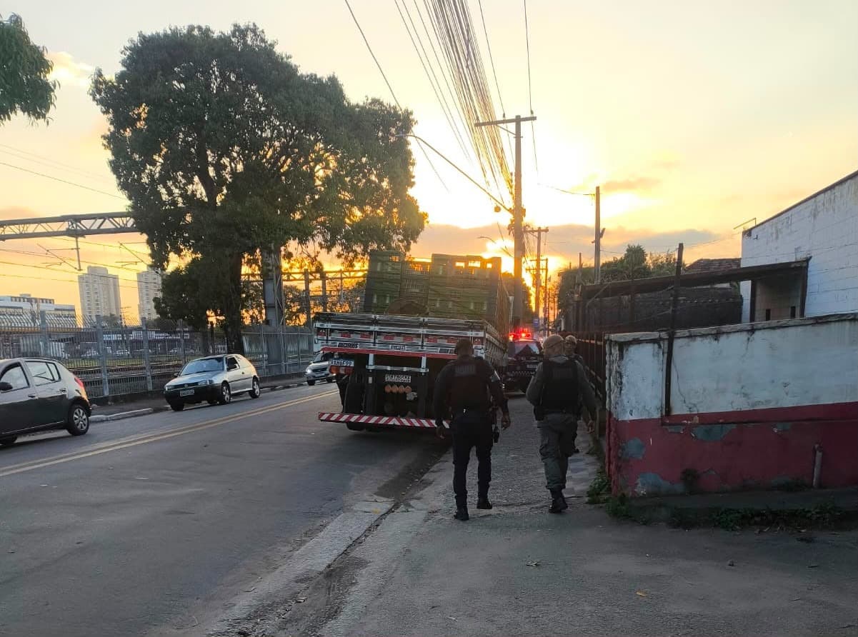 Suspeito de roubo de caminhão preso após fuga