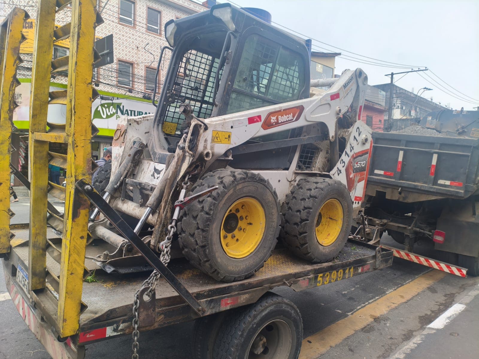 PM apreende reboque com identificação adulterada em Itaquá