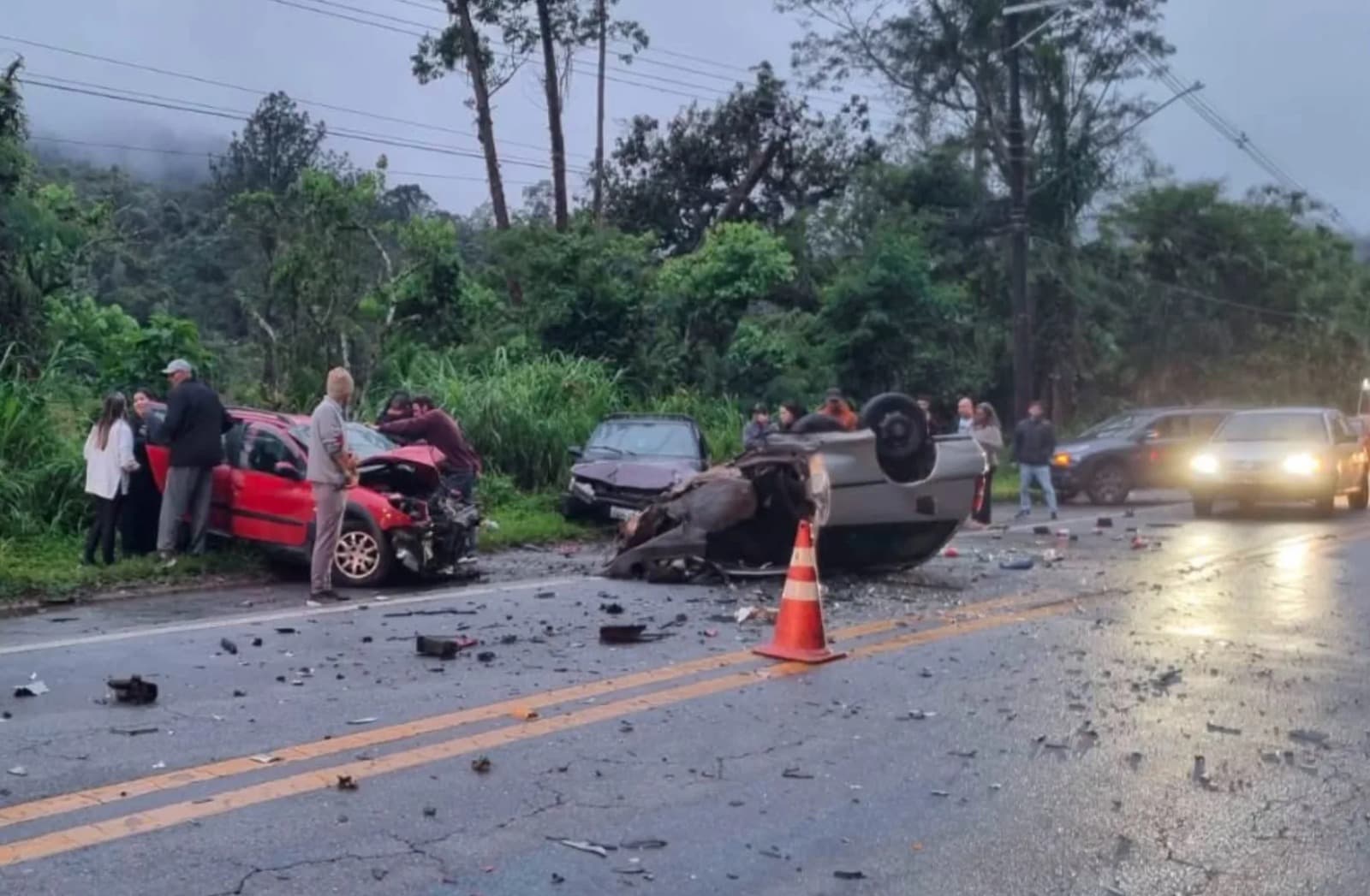 Acidente na Mogi-Guararema fere quatro pessoas