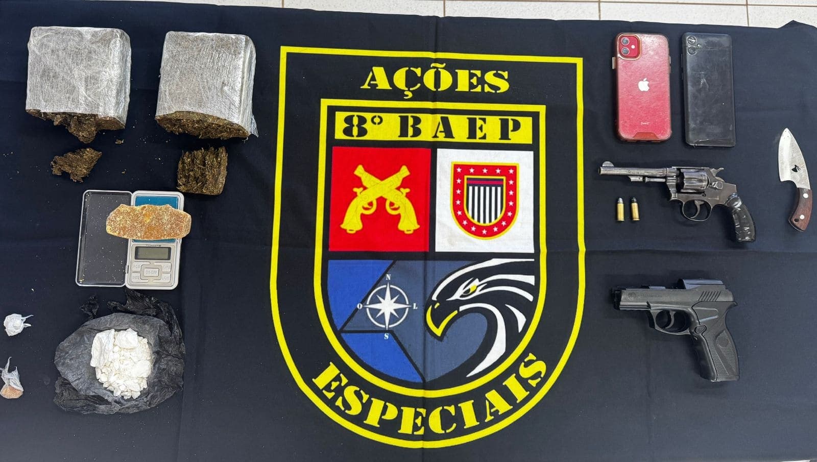 BAEP prende dois e apreende arma e drogas