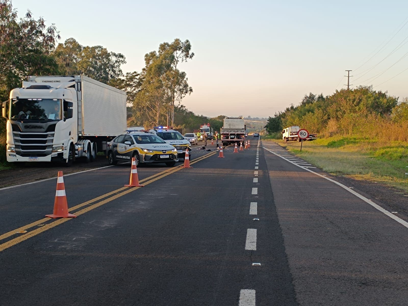 Motociclista morre em colisão com caminhão na SP-501