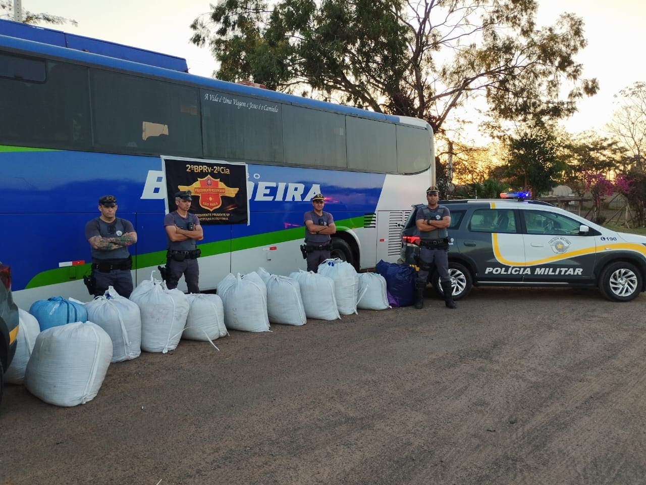Mulher é presa com 318 kg de coca em ônibus