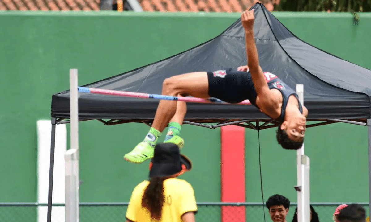 Atleta do SESI-SP quebra recorde no salto