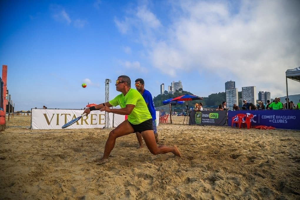 Beach tennis toma a praia de São Vicente em setembro
