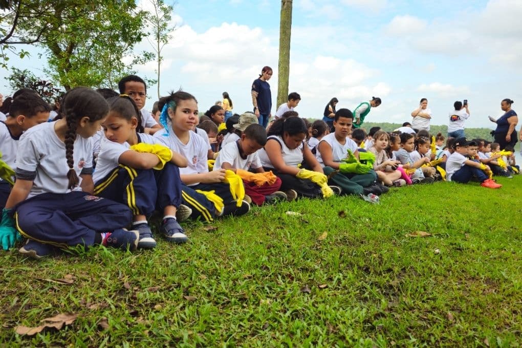 Alunos realizam mutirão de limpeza em manguezal