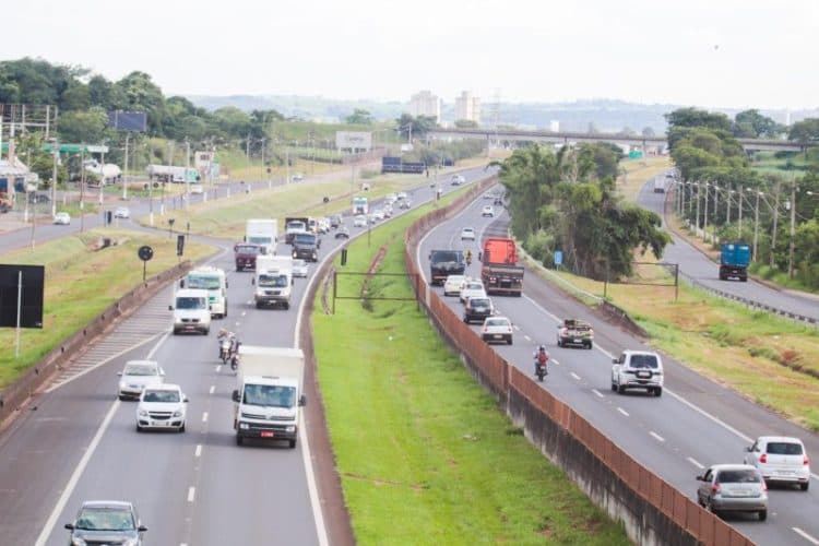 Um milhão de veículos nas rodovias no feriado